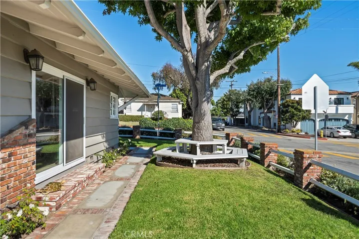 1701 N Poinsettia Avenue, Manhattan Beach, California 90266
