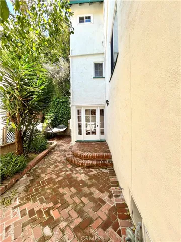 8334 Kirkwood Drive, Los Angeles, California 90046
