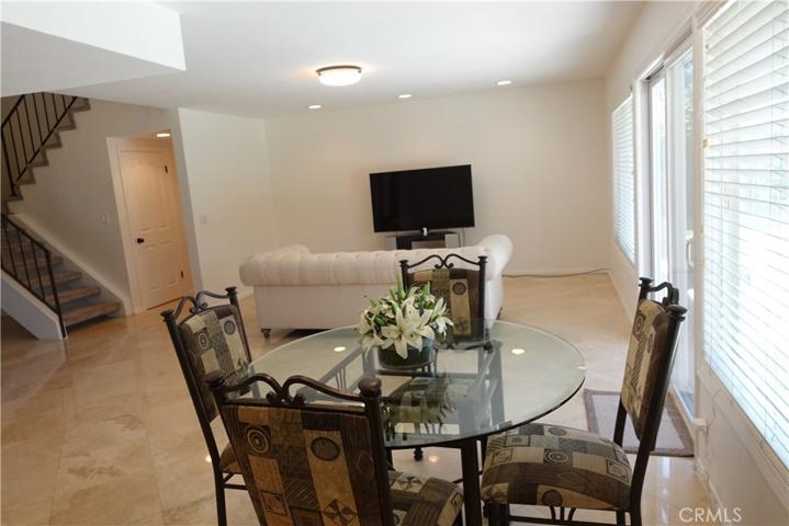 Kitchen Breakfast Area Facing Family Room