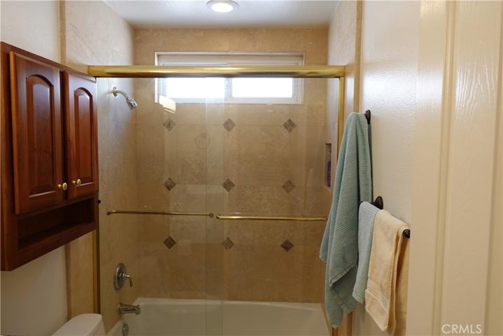 Upper-Level Bath in Travertine
