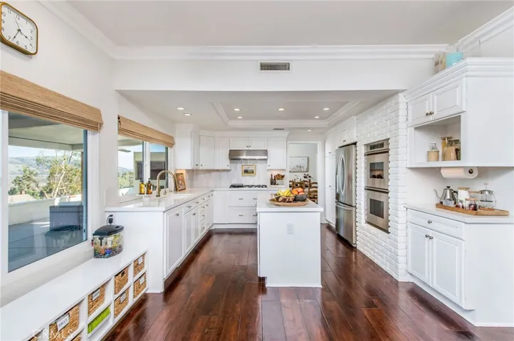 9736 Willow Glenn Circle, North Tustin, California 92705