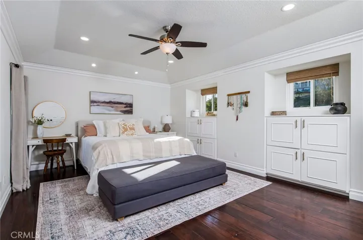 primary bedroom with en-suite full bathroom