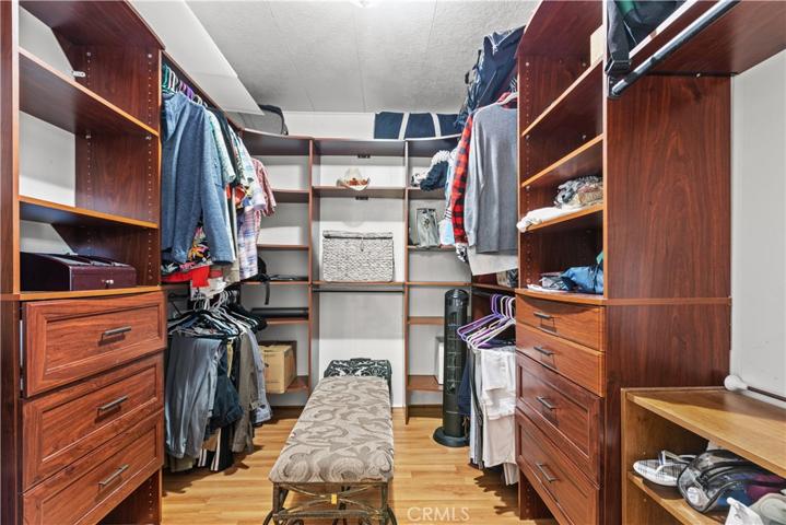 Customized walk-in​​‌​​​​‌​​‌‌​‌‌​​​‌‌​‌​‌​‌​​​‌​​ closet