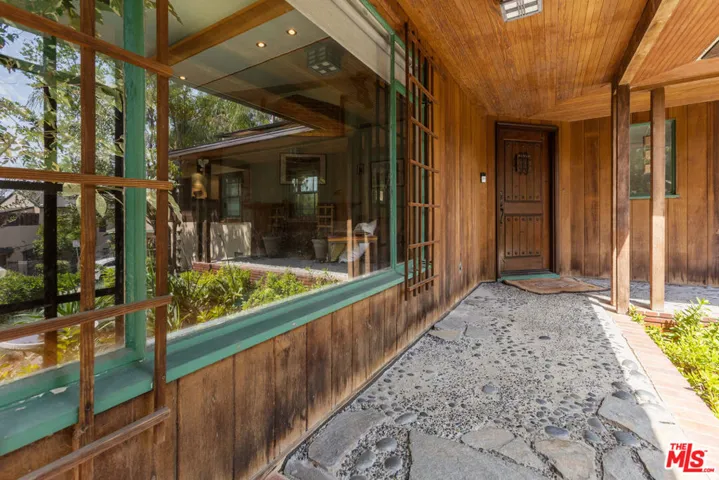 Entry way from Driveway