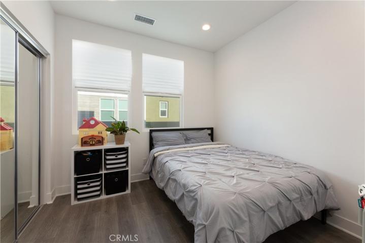 3rd bedroom, ample lighting