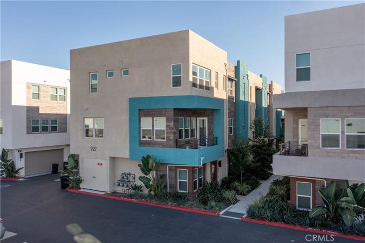 Corner Lot Patio on 2nd floor, can watch the disneyland fireworks from this Unit clear view