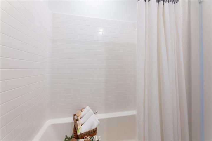 2nd bathroom, shower and tub