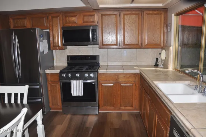 Eat-in kitchen