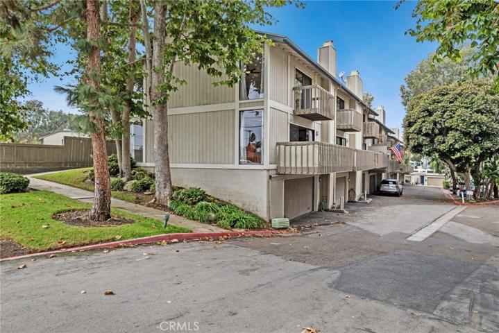 1201 is an end unit in the Sea Bluff Condos.