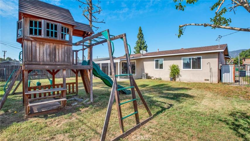 Playset STAYS with the home!