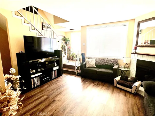21720 Hart Street Unit 8, Canoga Park, California 91303