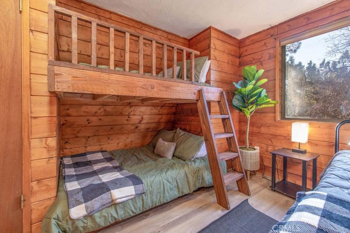 693 Holmes Lane, Sugarloaf, California 92386