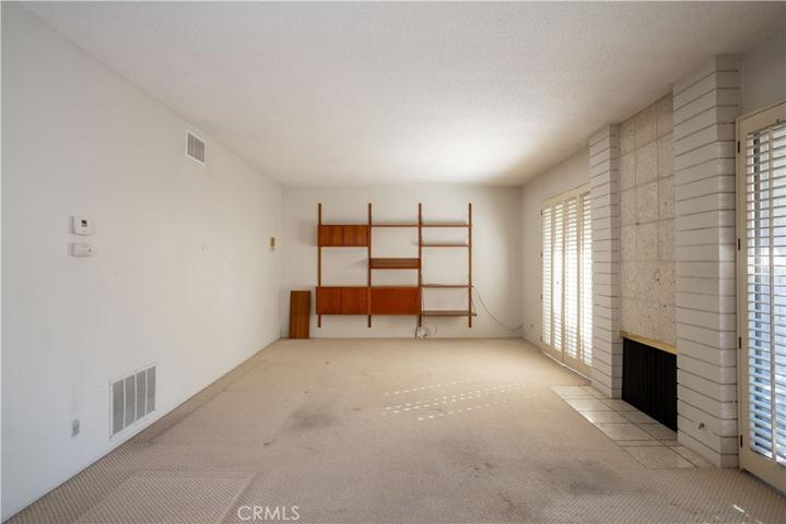 Livingroom with fireplace