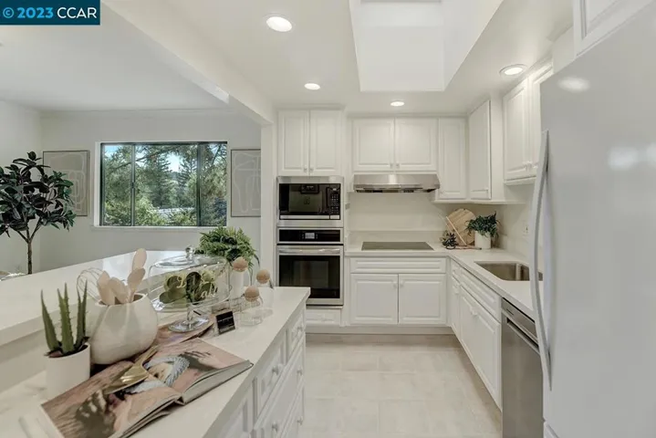 1300 Canyonwood Ct Unit 11, Walnut Creek, California 94595