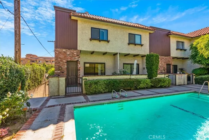 1721 Rogers Pl 41A - private end unit is like your very own home!
