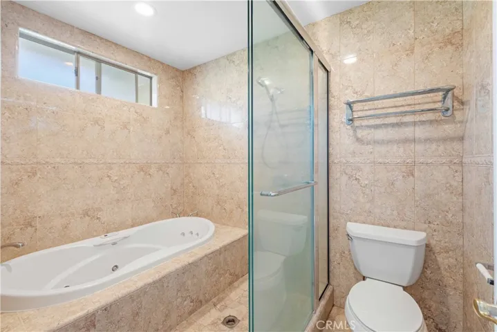 Jacuzzi tub with separate shower in Master Batharoom