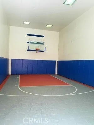 21520 Burbank Boulevard Unit 219, Woodland Hills, California 91367