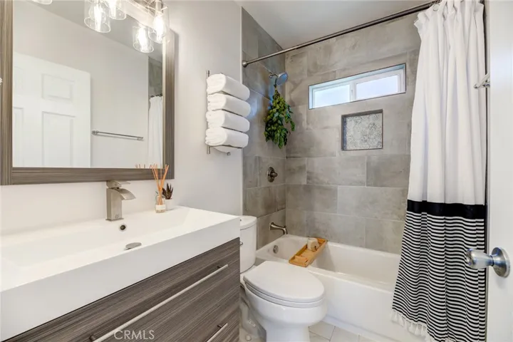 4027 W 60th Street, Los Angeles, California 90043