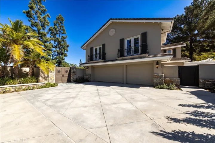 Spacious driveway.
