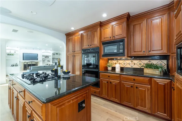 Central island with a gas cooktop.