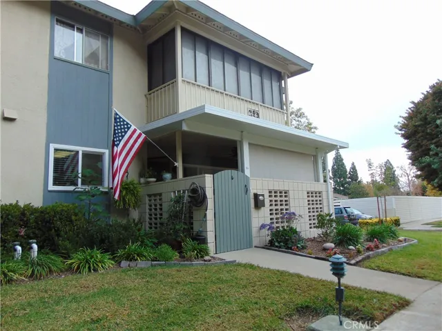 Lower corner unit with no steps. Patio w sunshades