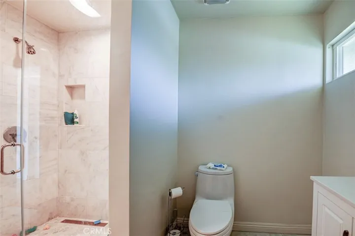 Large jack and jill bathroom in between secondary bedrooms.