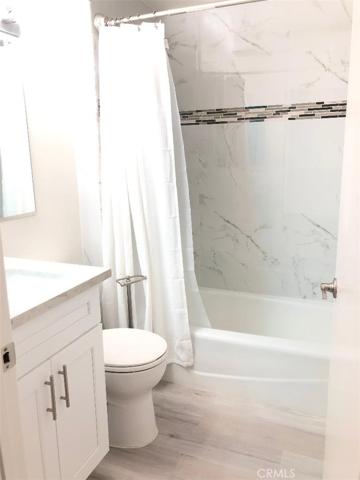 2nd level common bathroom.