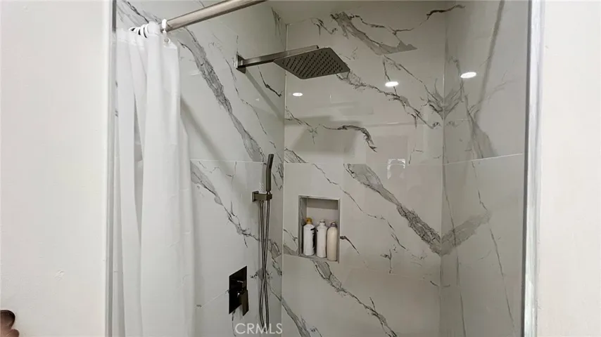 Full bathroom 2