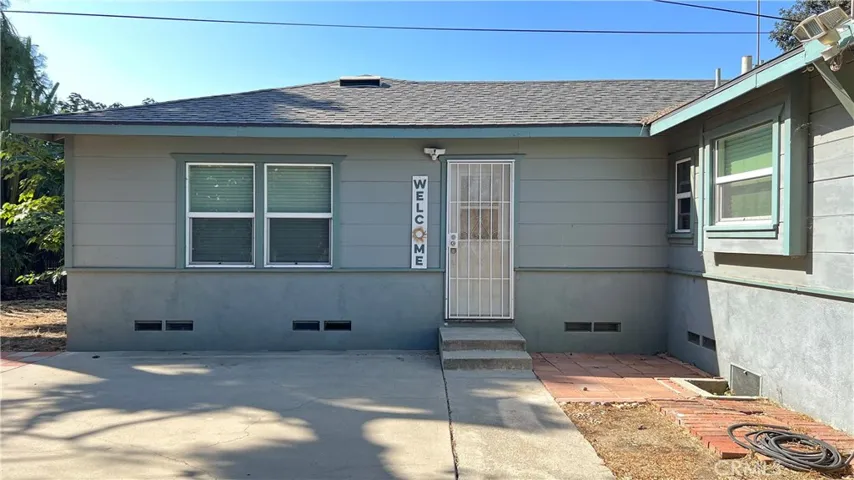 Separate entrance to the back bedrooms