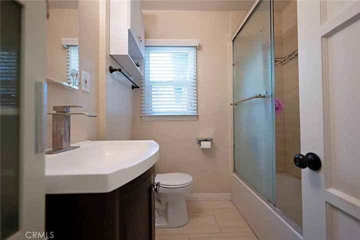 Full bathroom 1