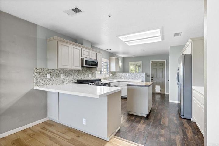 565 E Bobier Drive, Vista, California 92084