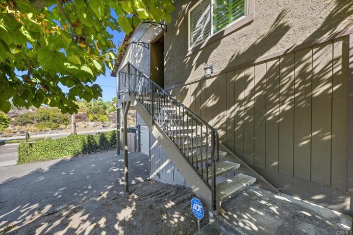 565 E Bobier Drive, Vista, California 92084