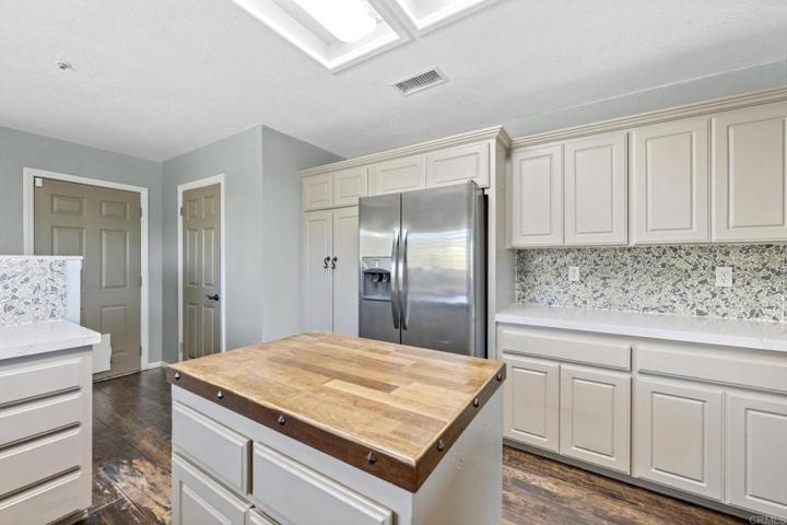 565 E Bobier Drive, Vista, California 92084