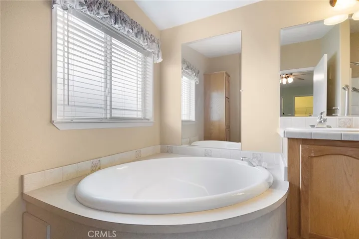 Soaking tub