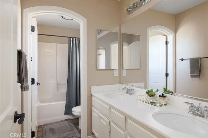 Upstairs secondary bathroom
