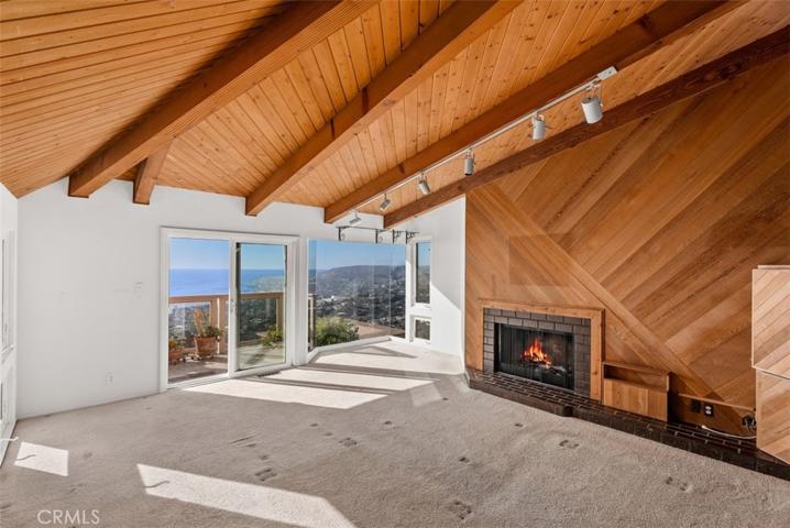 Fireplace &
beamed ceilings