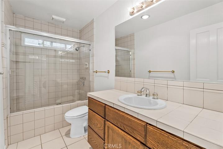 Lower level full bath
