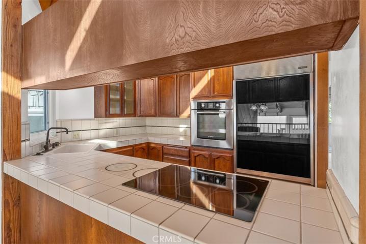 Induction cooktop and breakfast bar