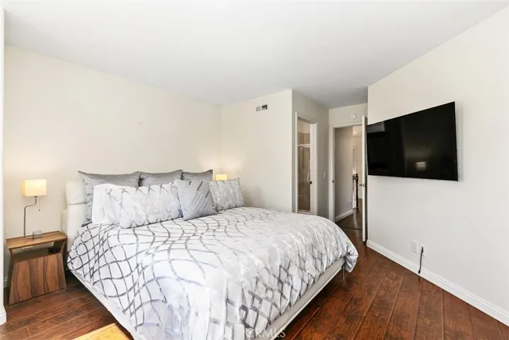 Secondary en-suite bedroom with Cal King Bed.