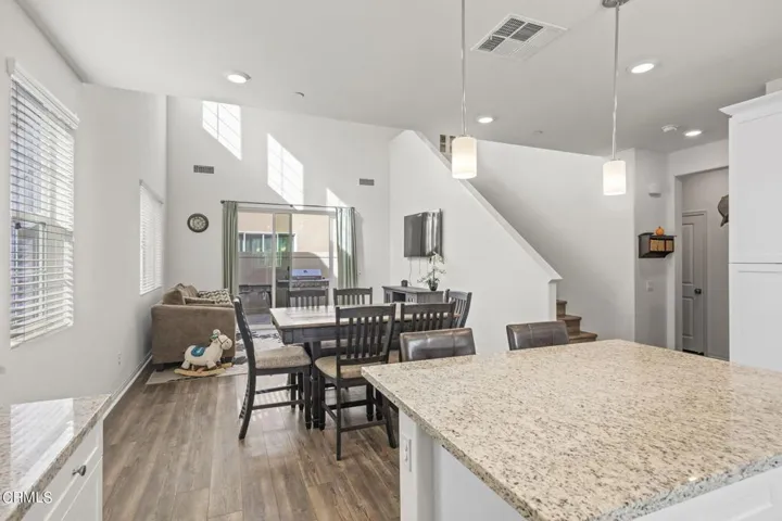 6-web-or-mls-Upmarketmedia_422Tib-24