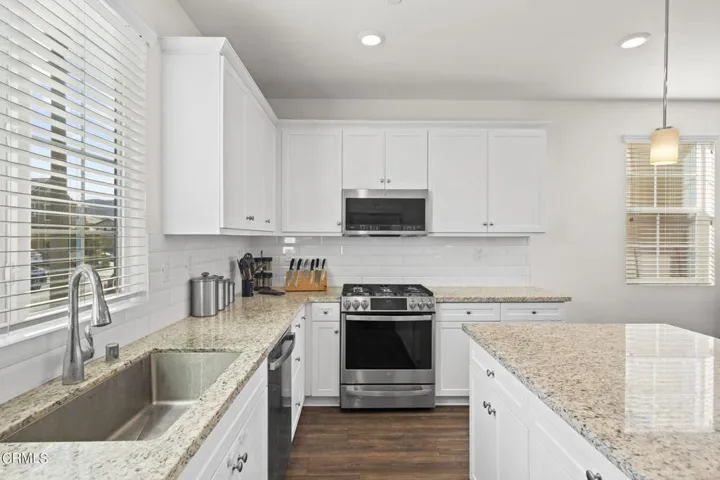 9-web-or-mls-Upmarketmedia_422Tib-42