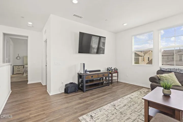 11-web-or-mls-Upmarketmedia_422Tib-54