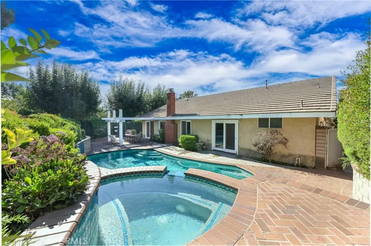 6880 Country Club Drive, La Verne, California 91750