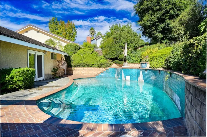 6880 Country Club Drive, La Verne, California 91750