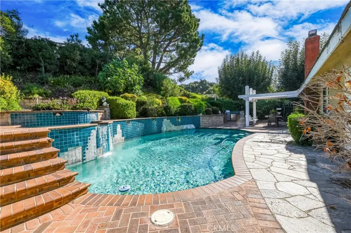 6880 Country Club Drive, La Verne, California 91750