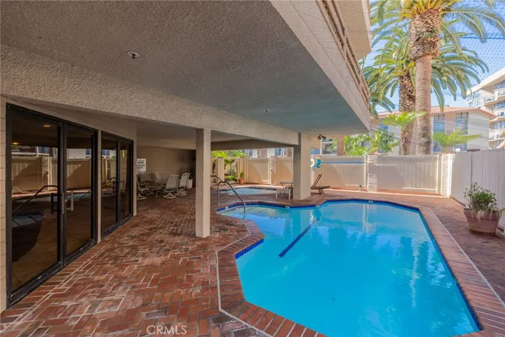 512 Esplanade Unit 103, Redondo Beach, California 90277