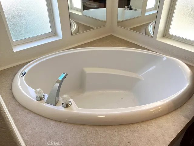 SOAKING TUB
