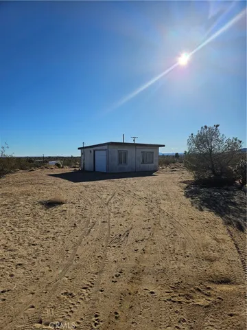 2135 Road Runner Lane, Landers, California 92285