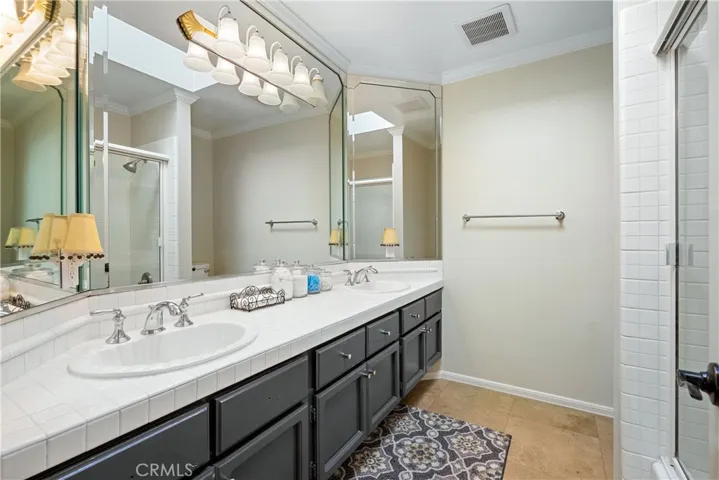 Upstairs full bathroom with dual sinks.