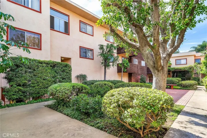 5414 Newcastle Avenue Unit 10, Encino, California 91316